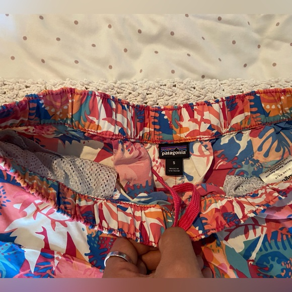 Patagonia barely baggies shorts 2 1/2 - Picture 2 of 2